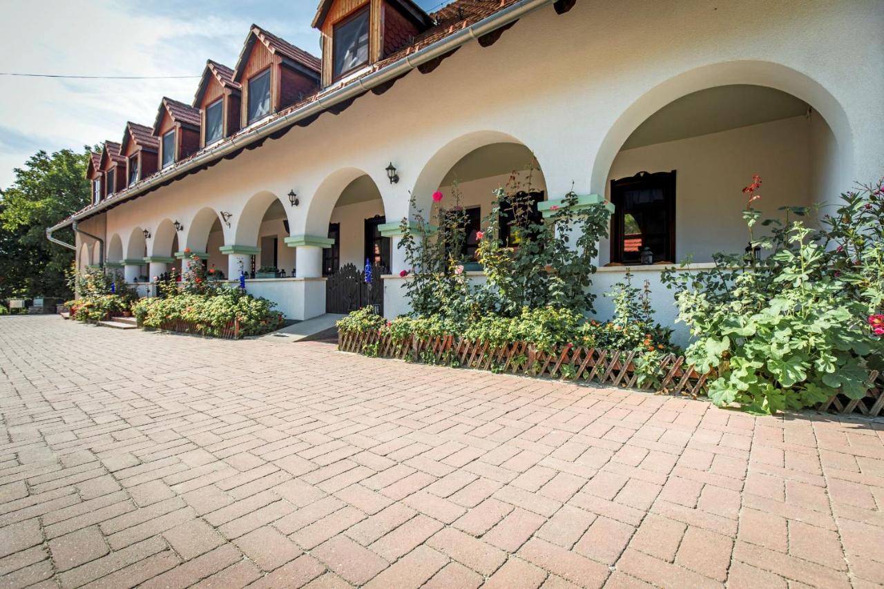 Szel Fiai Fogado Hotel Nyúl Екстериор снимка